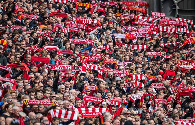 阿迪达斯发布与欧冠合作25周年纪念海报：梅西在列