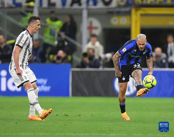 [中超]法比奥头球击中横梁 皮球反弹进入网窝