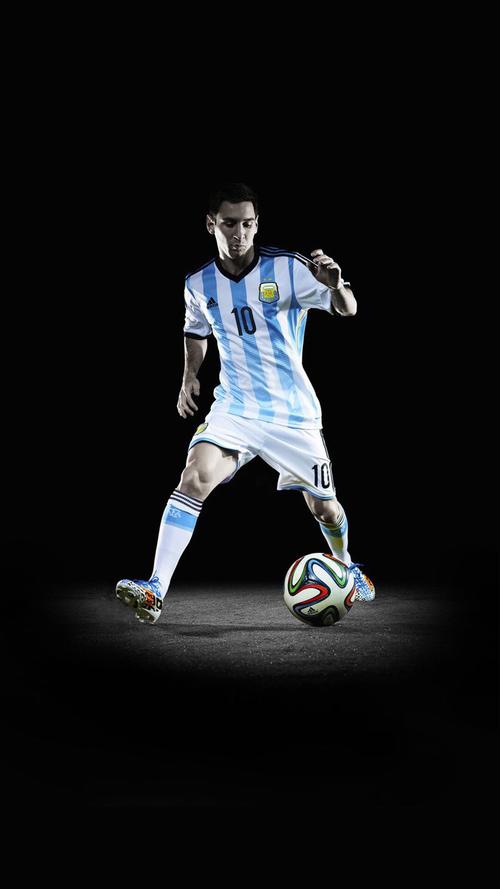 世体：新月对莱万表现出浓厚兴趣，但球员不打算离开巴萨